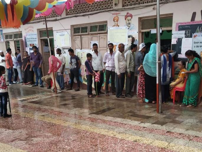 Remingham queues for voting even in the rain | रिमङिाम पावसातही मतदानासाठी रांगा Remingham queues for voting even in the rain | रिमङिाम पावसातही मतदानासाठी रांगा