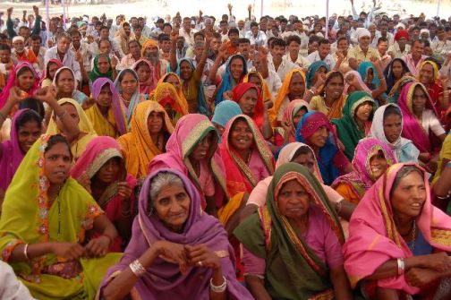 Tribals first blow of three-party government! | तीन पक्षांच्या सरकारचा पहिला फटका आदिवासींना !