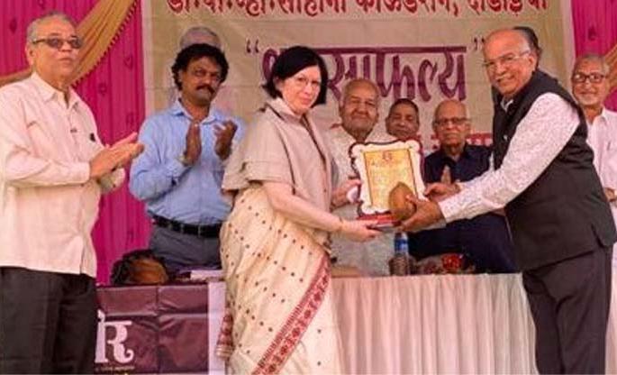 Alka Kulkarni of martyrdom conferred a performance award | शहाद्याच्या अलका कुलकर्णींना कार्यगौरव पुरस्कार प्रदान