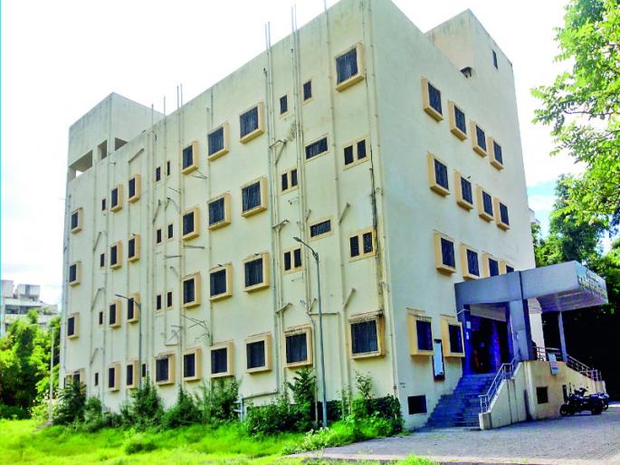 Three floors of Pune Municipal Hospital were waiting for the IPD | पुणे पालिकेच्या दवाखान्याचे तीन मजले आयपीडीच्या प्रतीक्षेत पडले धूळ खात Three floors of Pune Municipal Hospital were waiting for the IPD | पुणे पालिकेच्या दवाखान्याचे तीन मजले आयपीडीच्या प्रतीक्षेत पडले धूळ खात