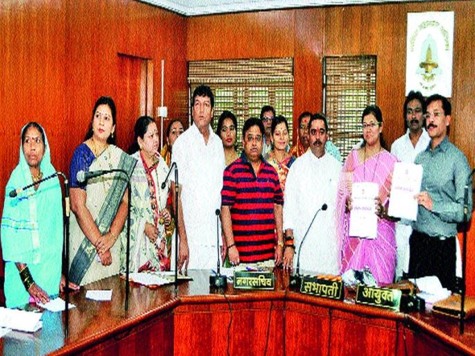 Presenting the budget of the Municipal Corporation: Smart Street Light, theme park, infrastructure for primary and secondary education | महापालिकेचे अंदाजपत्रक सादर : स्मार्ट स्ट्रीट लाइट, थीमपार्कसह पायाभूत सुविधांना प्र्राथमिकताअडथळामुक्त शहराचा संकल्प Presenting the budget of the Municipal Corporation: Smart Street Light, theme park, infrastructure for primary and secondary education | महापालिकेचे अंदाजपत्रक सादर : स्मार्ट स्ट्रीट लाइट, थीमपार्कसह पायाभूत सुविधांना प्र्राथमिकताअडथळामुक्त शहराचा संकल्प