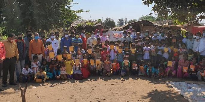 Distribution of Faral and new clothes to 450 people in Satpuda | सातपुड्यात ४५० जणांना फराळ व नवे कपडे वाटप Distribution of Faral and new clothes to 450 people in Satpuda | सातपुड्यात ४५० जणांना फराळ व नवे कपडे वाटप
