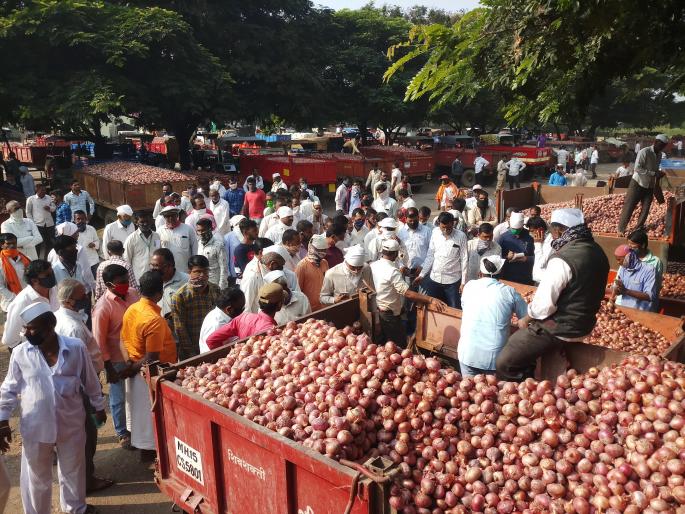 Lasalgaon onion prices soared | लासलगावी कांदा दरात उसळी Lasalgaon onion prices soared | लासलगावी कांदा दरात उसळी