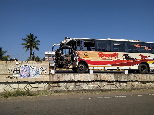 The unknown mask of the Shivshahi bus backstage | शिवशाही बसची अज्ञात मालट्रकला पाठीमागून धडक The unknown mask of the Shivshahi bus backstage | शिवशाही बसची अज्ञात मालट्रकला पाठीमागून धडक