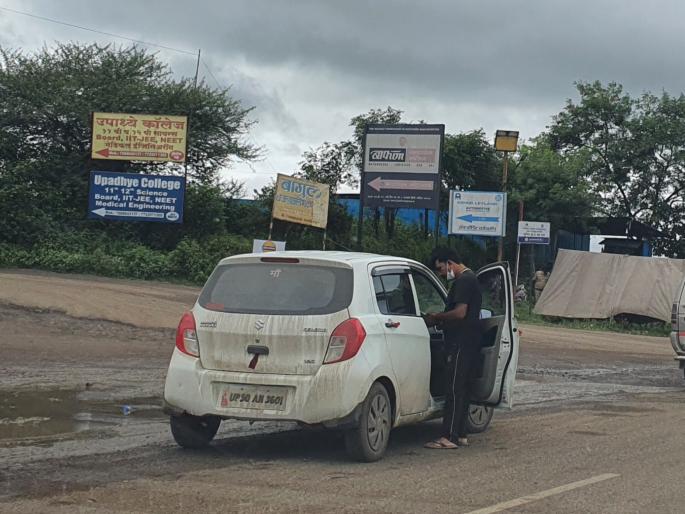Motorists suffer due to police toll collection on highways | महामार्गावरील पोलिसांच्या टोलवसुलीने वाहनधारक त्रस्त Motorists suffer due to police toll collection on highways | महामार्गावरील पोलिसांच्या टोलवसुलीने वाहनधारक त्रस्त