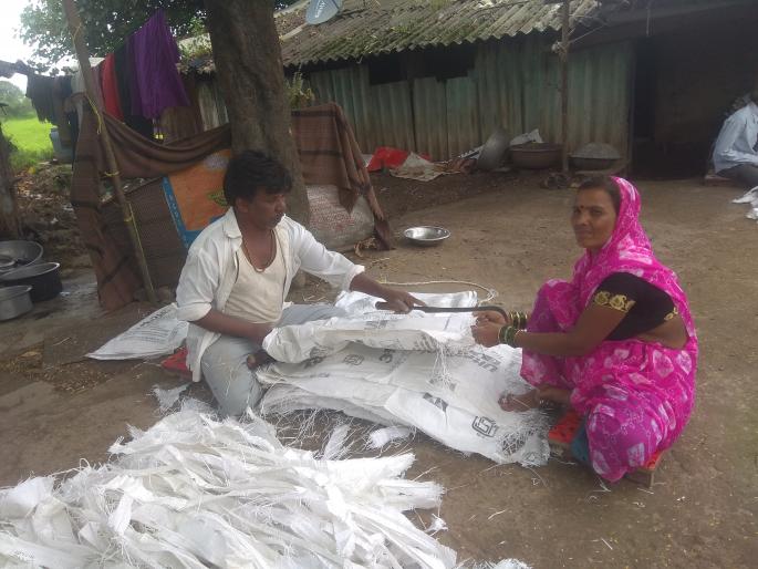 Cement is empty from empty bags! | सिमेंटच्या रिकाम्या गोण्यांपासून चºहाट!