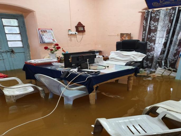 3 doors of Mula Dam opened; Kolgaon with city, Ukkadgaon rains | मुळा धरणाचे ११ दरवाजे उघडले; नगरसह कोळगाव, उक्कडगावला पावसाने झोडपले