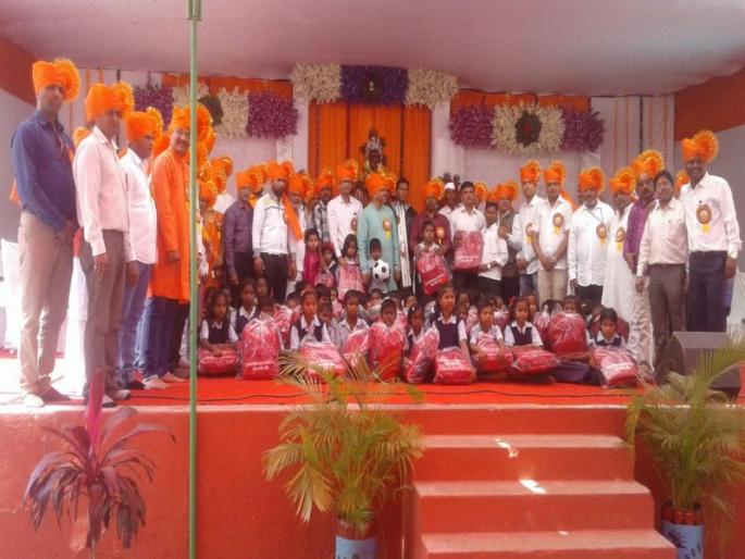 Adivasi students got airports to watch the airport | आदिवासी विद्यार्थ्यांना मिळाली विमानतळ पाहण्याची मेजवानी