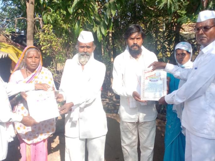 Distribution of certificates to seekers holding Chaturmas Parayan | चातुर्मास पारायण धारक साधकांना प्रमाणपत्रांचे वाटप