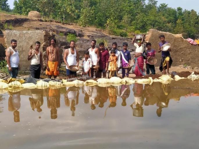 Vanrai dam built through hard work in Tandalachibari pond! | तांदळाचीबारीच्या डोहात श्रमदानातून बांधला वनराई बंधारा !