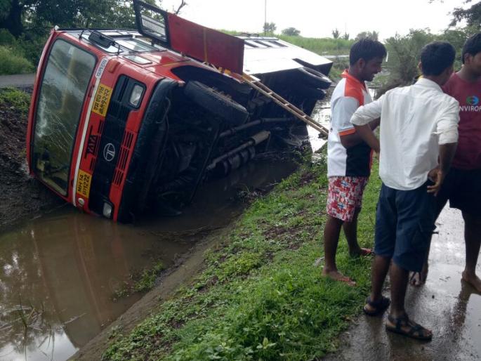 Phaltan ST accident | नाल्यात एसटी पलटी; २४ प्रवासी जखमी