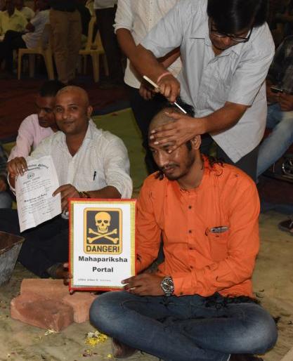 Students burn certificates in Nagpur under the leadership of Bachu Kadu | नागपुरात बच्चू कडूंच्या नेतृत्वात विद्यार्थ्यांनी जाळल्या पदव्या Students burn certificates in Nagpur under the leadership of Bachu Kadu | नागपुरात बच्चू कडूंच्या नेतृत्वात विद्यार्थ्यांनी जाळल्या पदव्या