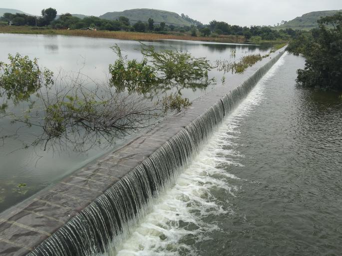 After ten years, Pimpalgaon Malvi lake overflows. An atmosphere of happiness among the villagers | दहा वर्षांनंतर पिंपळगाव माळवी तलाव ओव्हरफ्लो .ग्रामस्थांमध्ये आनंदाचे वातावरण
