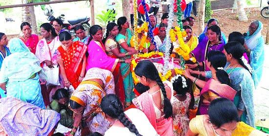 Illustrating the memory of freedom struggle in Barash's program: Pictures in rural areas | बारशाच्या कार्यक्रमात स्वातंत्र्यसंग्रामाच्या स्मृतींना उजाळा : ग्रामीण भागातील चित्र Illustrating the memory of freedom struggle in Barash's program: Pictures in rural areas | बारशाच्या कार्यक्रमात स्वातंत्र्यसंग्रामाच्या स्मृतींना उजाळा : ग्रामीण भागातील चित्र