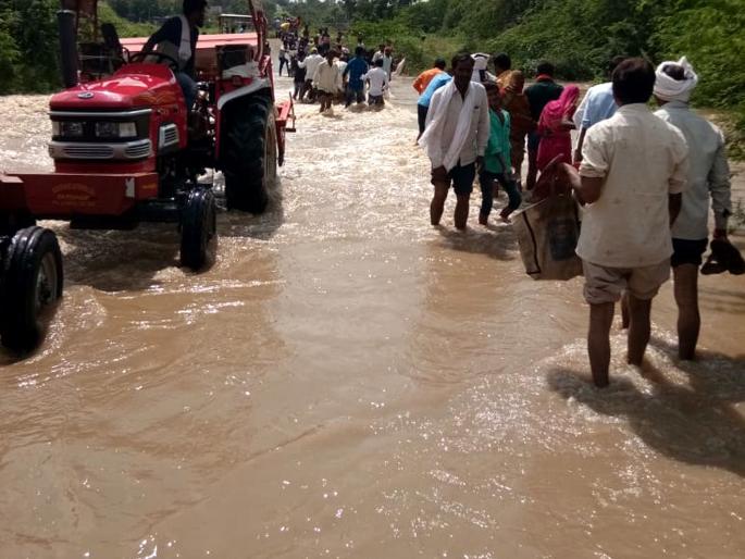 Parbhani: Seven villages lost contact with return rains | परभणी : परतीच्या पावसाने सात गावांचा तुटला संपर्क Parbhani: Seven villages lost contact with return rains | परभणी : परतीच्या पावसाने सात गावांचा तुटला संपर्क