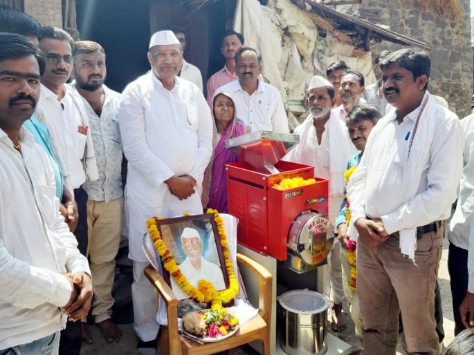 Parbhani: The Pithani Mill | परभणी : दिव्यांग व्यक्तीस दिली पिठाणी गिरणी