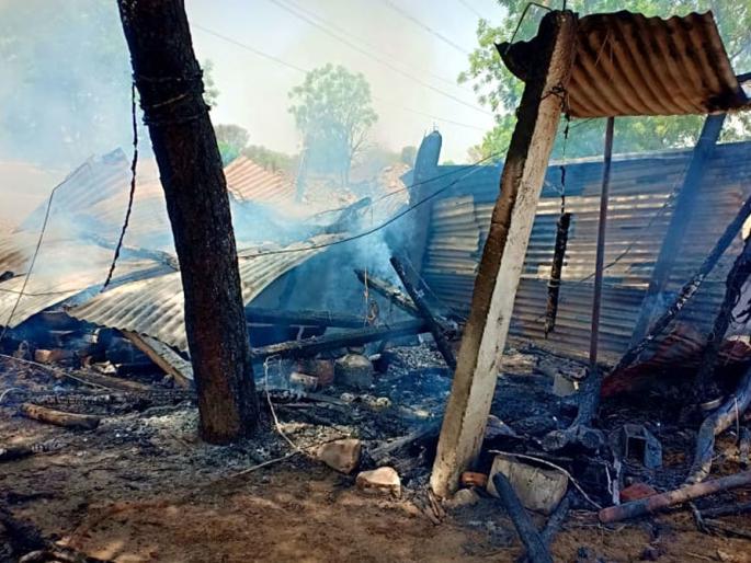 Parbhani: The loss of lakhs of people after the fire in the Akhda | परभणी : आखाड्याला आग लागून लाखोंचे नुकसान