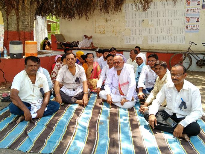 Parbhani: Gangakhed municipality employees stop work | परभणी : गंगाखेड नगरपालिका कर्मचाऱ्यांचे काम बंद आंदोलन Parbhani: Gangakhed municipality employees stop work | परभणी : गंगाखेड नगरपालिका कर्मचाऱ्यांचे काम बंद आंदोलन