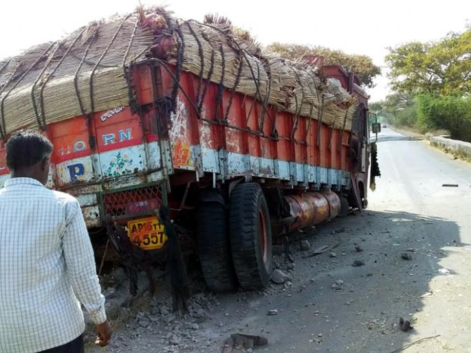 Parbhani: Karrapara river collapsed truck | परभणी: करपरा नदी पुलावर आदळला ट्रक