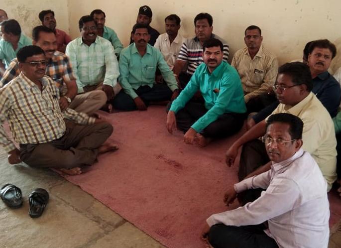 Parbhani: Written Action of the employees | परभणी : कर्मचाऱ्यांचे लेखणीबंद आंदोलन Parbhani: Written Action of the employees | परभणी : कर्मचाऱ्यांचे लेखणीबंद आंदोलन