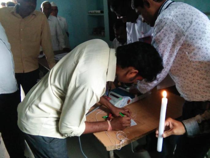 EVM breaks in Pathar, half hour voting jam | पथराड येथे ईव्हीएममध्ये बिघाड, अर्धा तास मतदान ठप्प EVM breaks in Pathar, half hour voting jam | पथराड येथे ईव्हीएममध्ये बिघाड, अर्धा तास मतदान ठप्प