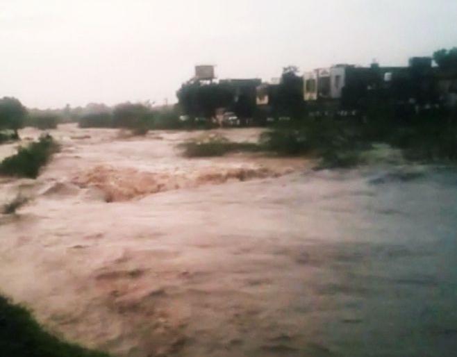 Two farmers trapped in the river Landi | लेंडी नदीच्या पुरात अडकलेल्या दोन शेतकऱ्यांची सुटका Two farmers trapped in the river Landi | लेंडी नदीच्या पुरात अडकलेल्या दोन शेतकऱ्यांची सुटका