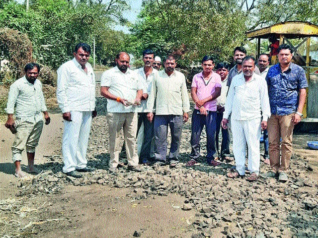 Mukhed-Khadakmal road work degraded! | मुखेड-खडकीमाळ रस्त्याचे काम निकृष्ट! Mukhed-Khadakmal road work degraded! | मुखेड-खडकीमाळ रस्त्याचे काम निकृष्ट!