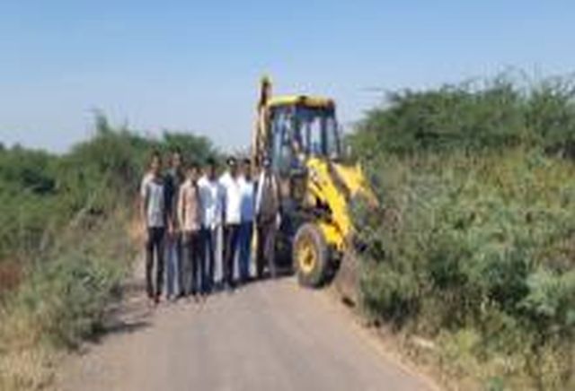 Manori removed the thorny bushes on the road at his own cost | मानोरी रस्त्यावरील काटेरी झुडपे काढली स्वखर्चाने Manori removed the thorny bushes on the road at his own cost | मानोरी रस्त्यावरील काटेरी झुडपे काढली स्वखर्चाने