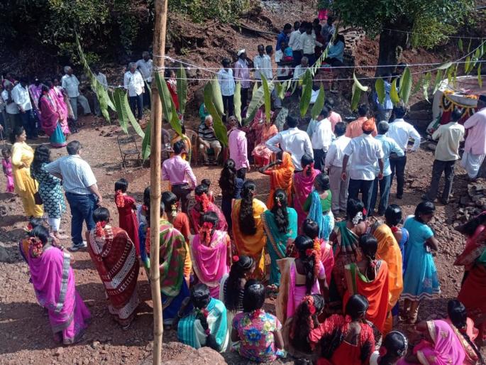 Khaparewadi waterfalls stop drinking water ... | खापरेवाडीतील ग्रामस्थांची पाण्यासाठी होणारी वणवण थांबली...