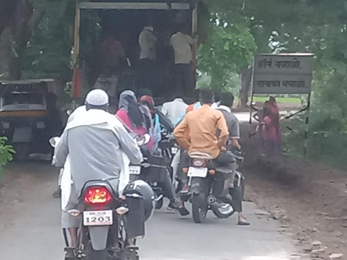 Roads in the Raver taluka dug road by road | रावेर तालुक्यात साईडपट्ट्या खोदाईने वाहतुकीची कोंडी Roads in the Raver taluka dug road by road | रावेर तालुक्यात साईडपट्ट्या खोदाईने वाहतुकीची कोंडी