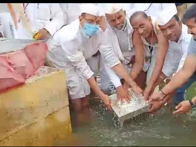 Chandrabhaga bath of Muktai Padukan on Dwadashi | द्वादशीला मुक्ताई पादुकांचे चंद्रभागा स्नान