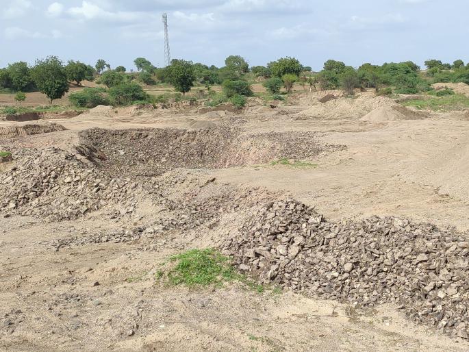 Silver of the sand mafia in the Corona epidemic | कोरोना महामारीत वाळूमाफियांची चांदी