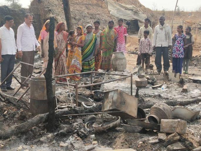 In Chalisgaon taluka, four huts were burnt in a fire at Chambardi | चाळीसगाव तालुक्यात चांभार्डी येथे आगीत चार झोपड्या जळून खाक In Chalisgaon taluka, four huts were burnt in a fire at Chambardi | चाळीसगाव तालुक्यात चांभार्डी येथे आगीत चार झोपड्या जळून खाक