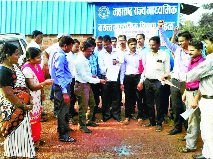 Ratnagiri: Holi in the front of the Konkan divisional board, action committee aggressive | रत्नागिरी : कोकण विभागीय मंडळासमोर उत्तरपत्रिकांची होळी, कृती समिती आक्रमक  Ratnagiri: Holi in the front of the Konkan divisional board, action committee aggressive | रत्नागिरी : कोकण विभागीय मंडळासमोर उत्तरपत्रिकांची होळी, कृती समिती आक्रमक