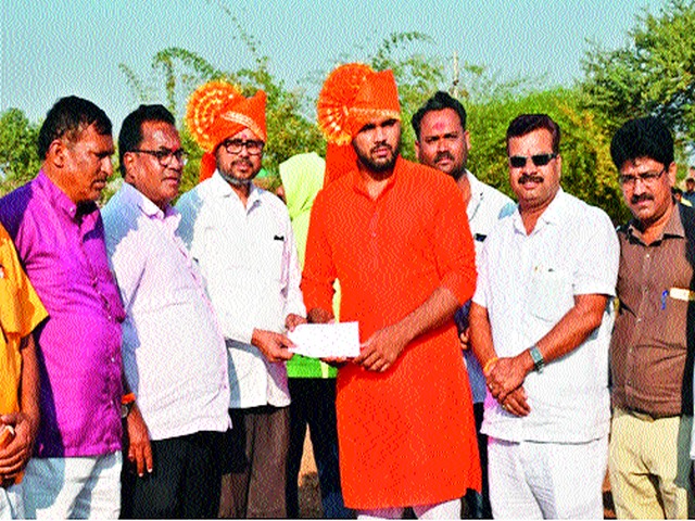 Harshavardhan Sadgir, Dharma Shinde felicitated Vadalbhoi | वडाळीभोईला हर्षवर्धन सदगीर, धर्मा शिंदे यांचा सत्कार  Harshavardhan Sadgir, Dharma Shinde felicitated Vadalbhoi | वडाळीभोईला हर्षवर्धन सदगीर, धर्मा शिंदे यांचा सत्कार