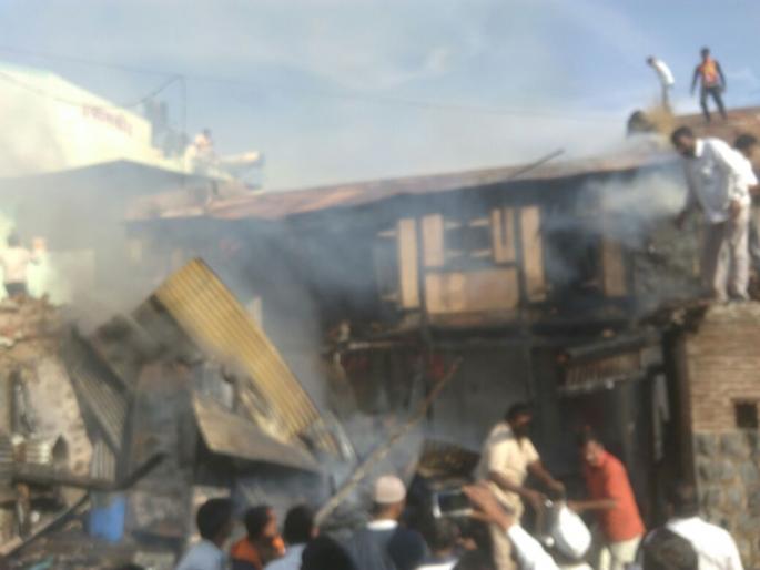 Satara: A blast of hot water, gas cylinder blasted by a shortcut circus fire: Pimpode Bukaru | सातारा :शॉर्टसर्किटनं लागलेल्या आगीत माडी खाक, गॅस सिलिंडरचाही स्फोट : पिंपोडे बुद्रुक ग्रामस्थांची आग विझविण्यासाठी धावपळ Satara: A blast of hot water, gas cylinder blasted by a shortcut circus fire: Pimpode Bukaru | सातारा :शॉर्टसर्किटनं लागलेल्या आगीत माडी खाक, गॅस सिलिंडरचाही स्फोट : पिंपोडे बुद्रुक ग्रामस्थांची आग विझविण्यासाठी धावपळ