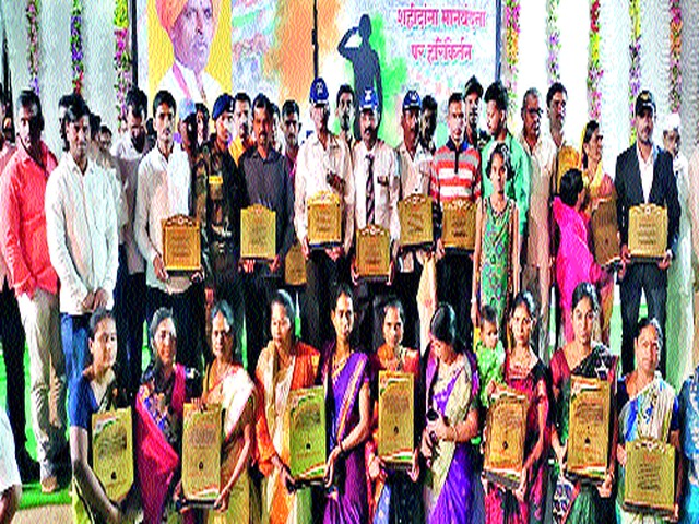 The family members of the fallen soldiers | सत्काराने गहिवरले सैनिकांचे कुटुंबीय The family members of the fallen soldiers | सत्काराने गहिवरले सैनिकांचे कुटुंबीय