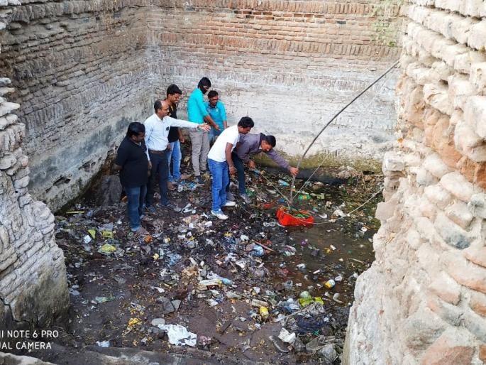 Students cleaned the old antique bar | विद्यार्थ्यांनी केली पुरातन बारव स्वच्छ Students cleaned the old antique bar | विद्यार्थ्यांनी केली पुरातन बारव स्वच्छ