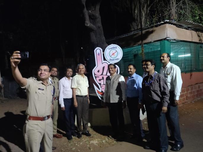 Selfie points to the police superintendent to increase the voting percentage | मतदानाचा टक्का वाढावा यासाठी सेल्फी पॉईंट, पोलीस अधीक्षकांना सेल्फीचा मोह Selfie points to the police superintendent to increase the voting percentage | मतदानाचा टक्का वाढावा यासाठी सेल्फी पॉईंट, पोलीस अधीक्षकांना सेल्फीचा मोह