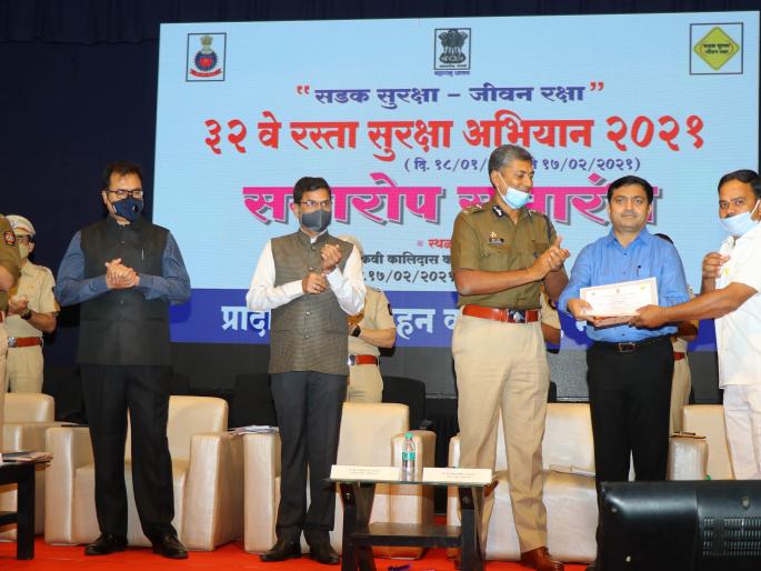 Awarded the Lifetime Achievement Award to Bagdane | बगडाणे यांना जीवनदूत पुरस्कार प्रदान Awarded the Lifetime Achievement Award to Bagdane | बगडाणे यांना जीवनदूत पुरस्कार प्रदान