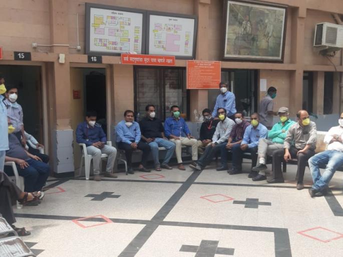 Work stoppage agitation of specialty doctors at Saibaba Hospital | साईबाबा रूग्णालयातील स्पेशालिटी डॉक्टरांचे कामबंद आंदोलन Work stoppage agitation of specialty doctors at Saibaba Hospital | साईबाबा रूग्णालयातील स्पेशालिटी डॉक्टरांचे कामबंद आंदोलन