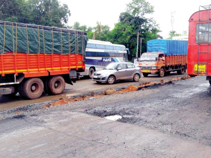 Highway muddy, trapped in tempo maze at Pawshi | महामार्ग चिखलमय, पावशी येथे टेम्पो चिखलात अडकला