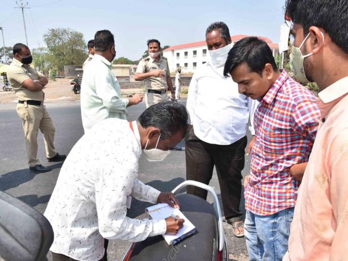 Action will be taken against those who walk without masks in the district | विना मास्क फिरणाऱ्यांवर जिल्ह्यात कारवाईचा बडगा Action will be taken against those who walk without masks in the district | विना मास्क फिरणाऱ्यांवर जिल्ह्यात कारवाईचा बडगा