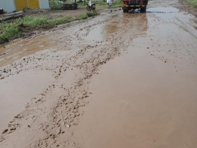 Bad condition of Nandurshingote-Loni road | नांदूरशिंगोटे - लोणी रस्त्याची दुरवस्था