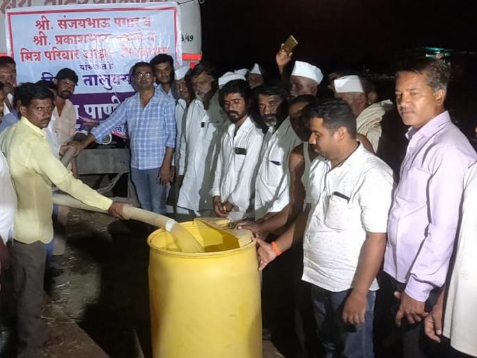 Water by tankers in drought-hit areas by traders association | व्यापारी असोशिएशनकडून दुष्काळी भागात टॅँकरने पाणी Water by tankers in drought-hit areas by traders association | व्यापारी असोशिएशनकडून दुष्काळी भागात टॅँकरने पाणी