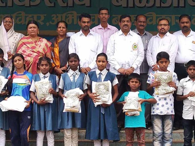 Distribute uniforms to needy students | गरजू विद्यार्थ्यांना गणवेश वाटप Distribute uniforms to needy students | गरजू विद्यार्थ्यांना गणवेश वाटप