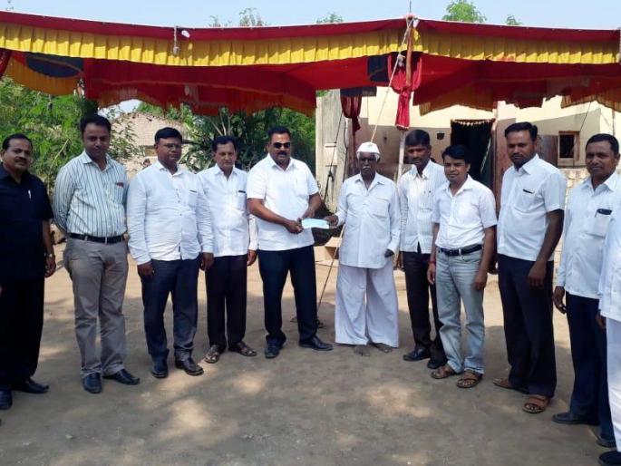 Shaheed Jawan Gosavi's help to families | शहीद जवान गोसावी कुटुंबियांना मदतीचा ओघ Shaheed Jawan Gosavi's help to families | शहीद जवान गोसावी कुटुंबियांना मदतीचा ओघ