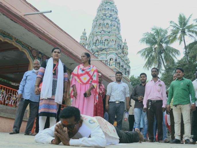 Farmers bowed down to Tuljapur in support of ST workers | एसटी कर्मचाऱ्यांच्या समर्थनासाठी शेतकऱ्यानं घातलं तुळजापूरपर्यंत दंडवत