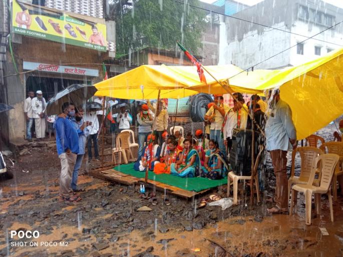 Fasting on the street for road work | रस्त्याच्या कामासाठी रस्त्यावर उपोषण Fasting on the street for road work | रस्त्याच्या कामासाठी रस्त्यावर उपोषण