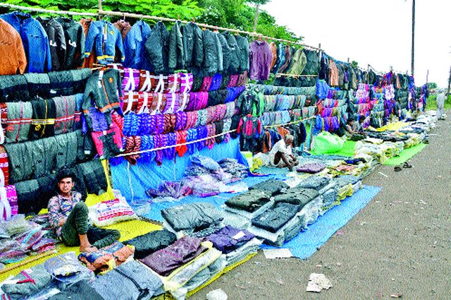 Malegavi is equipped with warm clothing stores | मालेगावी उबदार कपड्यांची दुकाने सजली